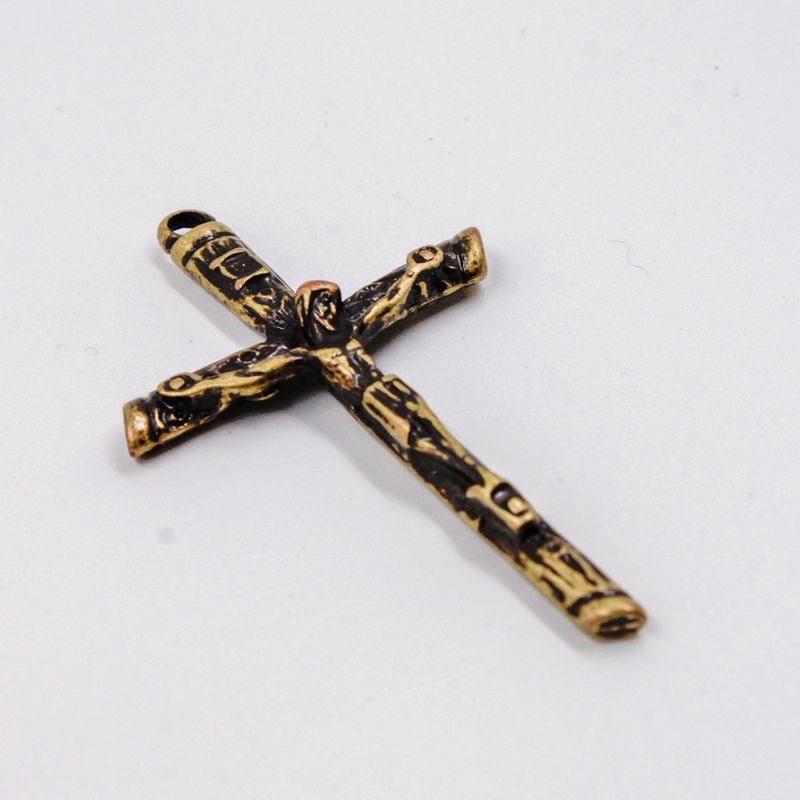 PINGENTE-CRUCIFIXO-TRABALHADO-52X30MM-EM-ZAMAC-O-KG---OURO-VELHO