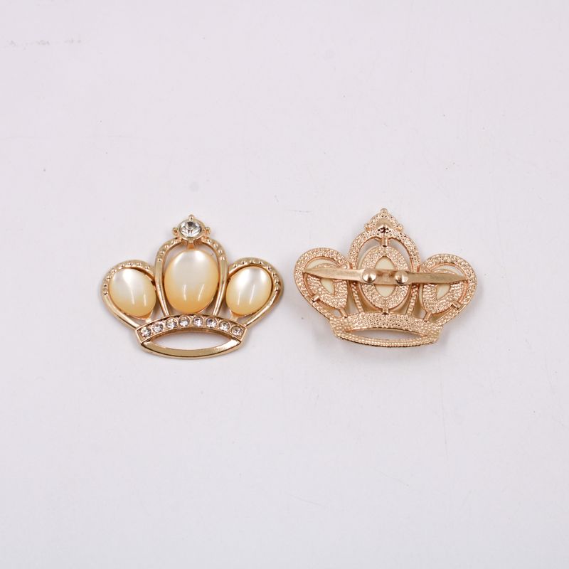 PIERCING-COROA-PEDRA-PEROLADA-PARA-CHINELO-45X38MM-PAR-554---DOURADO-PEROLA-CRISTAL