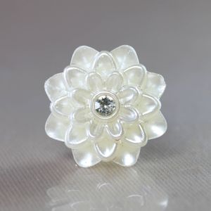 FLOR PÉROLA E STRASS 20MM EM ABS COM 100 PEÇAS