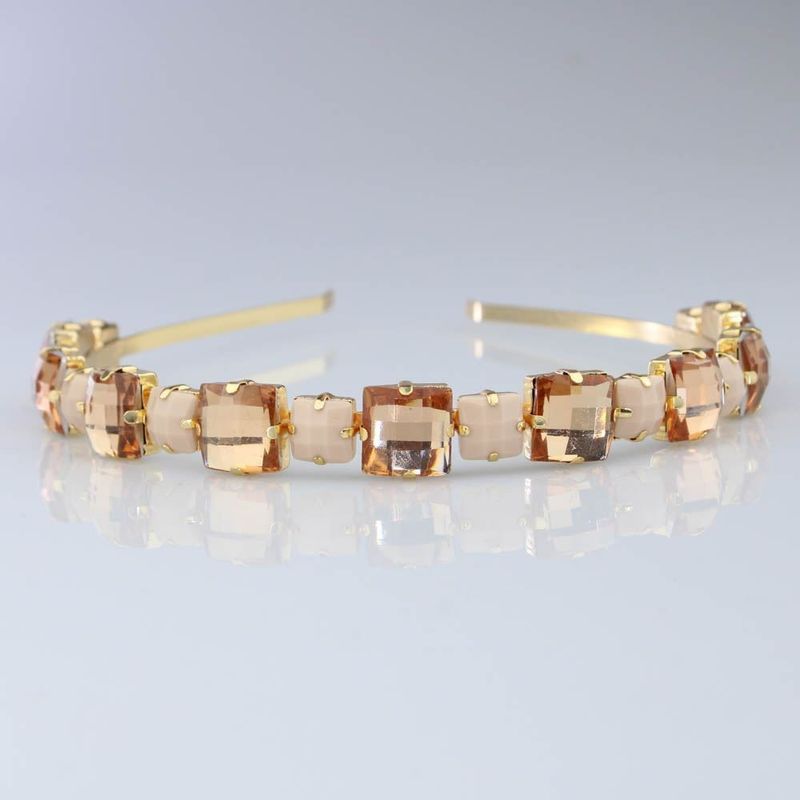 TIARA-ENGRAMPADA-QUADRADO-EM-FERRO-UNIDADE-099C---BEGE-C--DOURADO