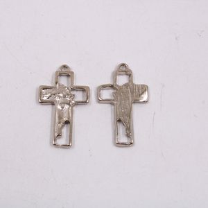 PINGENTE CRUZ JESUS CRISTO VAZADA 19X32MM EM ZAMAC COM 12 PEÇAS