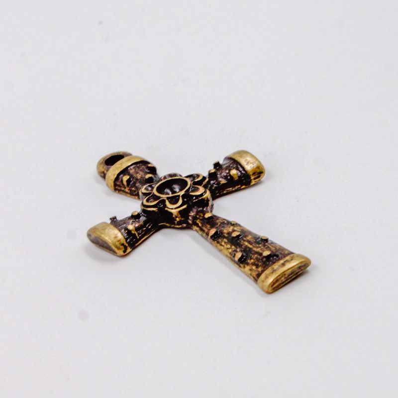 PINGENTE-CRUZ-COM-FLOR-TRABALHADA-47X28MM-EM-ZAMAC-O-KG---OURO-VELHO