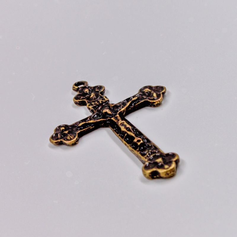 PINGENTE-CRUCIFIXO-TRABALHADO-51X32MM-EM-ZAMAC-O-KG---OURO-VELHO