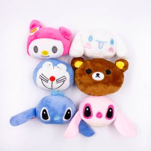 PINGENTES DE PELUCIA PERSONAGENS HELLO KITTY E STITCH EM POLIESTER COM 2 PEÇAS