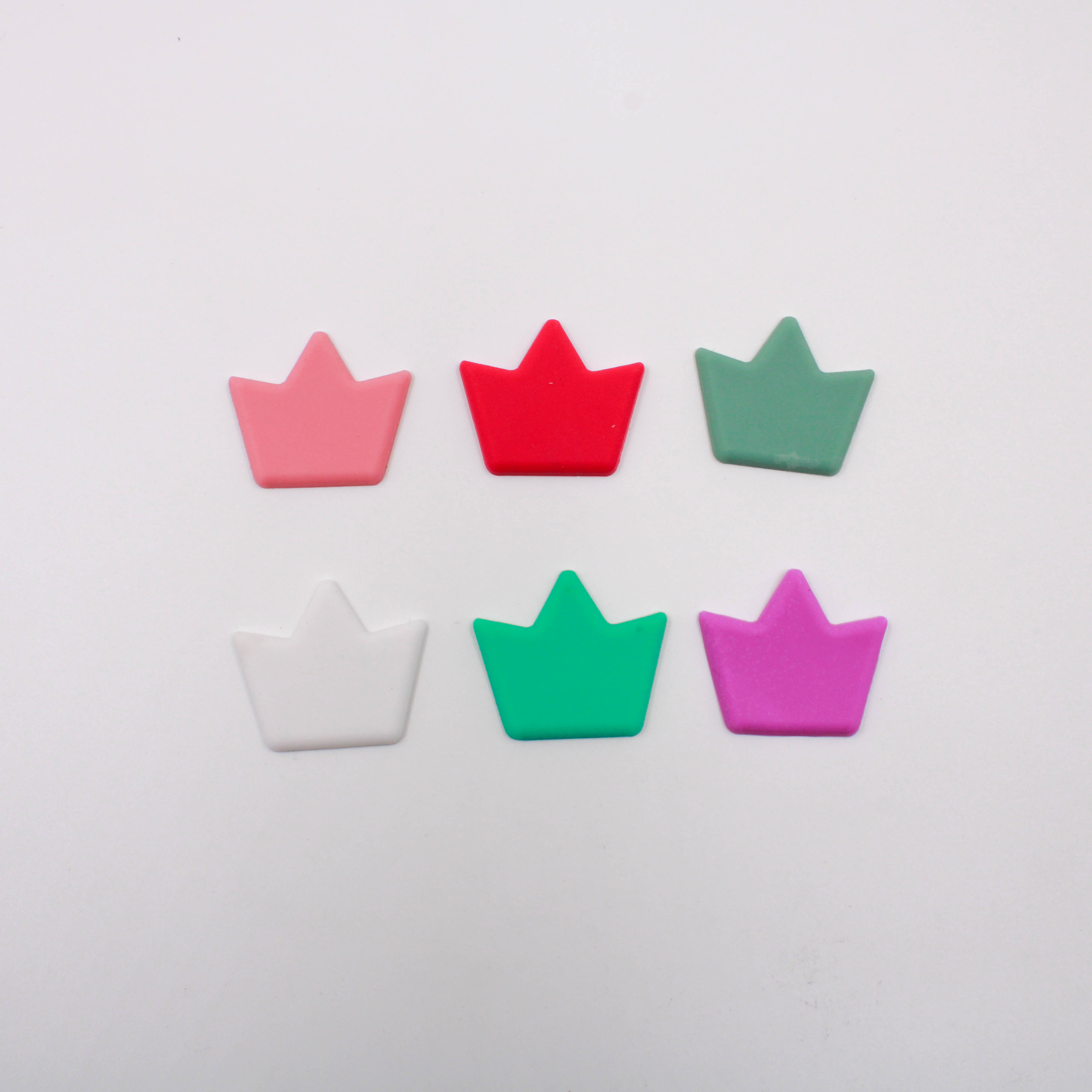 APLIQUE COROA 17X14MM EM PVC COM 100 PEÇAS