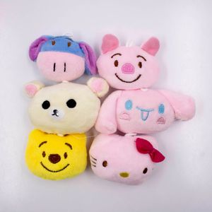 PINGENTES DE PELUCIA HELLO KITTY E URSINHO POOH EM POLIESTER COM 12 PEÇAS