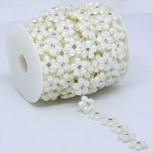 ALJOFRE FLORZINHA PEROLA COM STRASS 20MM EM ABS COM 9 METROS