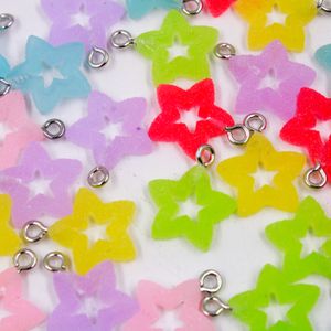 PINGENTE ESTRELA 18X16MM EM RESINA COM 50 PÇS