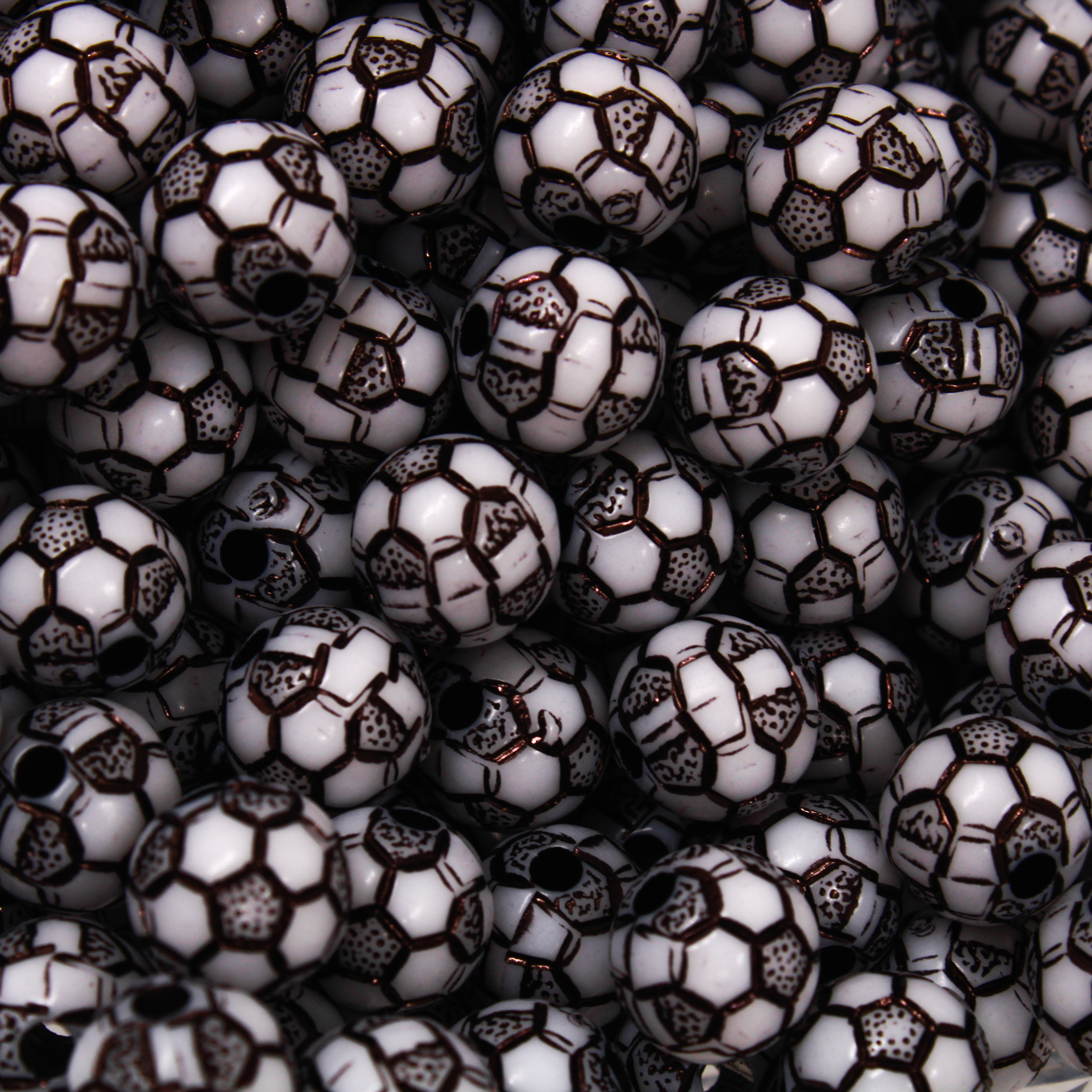 ENTREMEIO-BOLA-DE-FUTEBOL-10MM-EM-ACRILICO-COM-50GR---BRANCO-E-PRETO