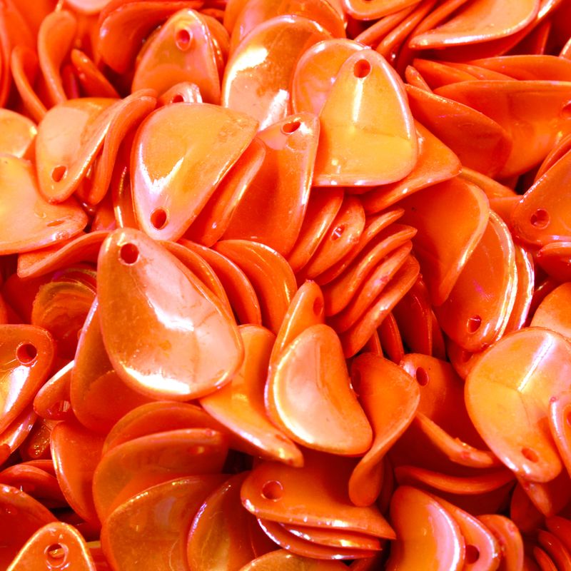 PINGENTE-PETALA-LEITOSA-IRISADA-12X17MM-EM-ACRILICO-COM-50G---025---LARANJA-048