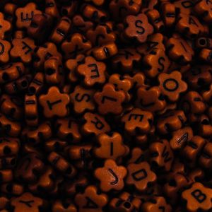 MIÇANGA ENTREMEIO LEITOSO FLOR COM LETRA 09MM EM PLASTICO COM 50G