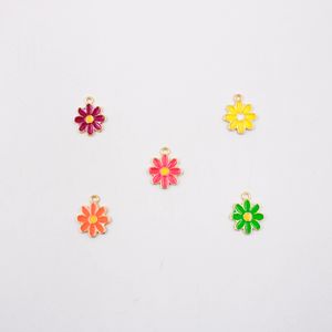 PINGENTE MARGARIDA NEON RESINADO 20X16MM EM ZAMAC COM 02 PEÇAS