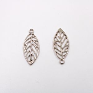 PINGENTE FOLHA DETALHADA 31X14MM EM ZAMAC COM 100GR