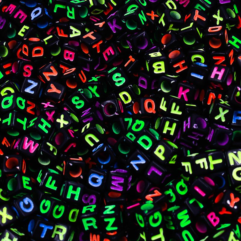 MICANGA-ENTREMEIO-QUADRADO-LETRA-INFANTIL-6X6MM-EM-PLASTICO-COM-50GR---PRETO---COLORIDO