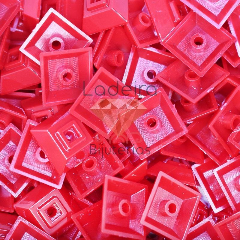 CHATON-COSTURA-QUADRADO-PIRAMIDE-EM-ABS-18X18MM-250PCS-011B---VERMELHO