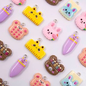 PINGENTE ESCOLAR BICHINHOS  18X23MM EM RESINA COM 100 PEÇAS
