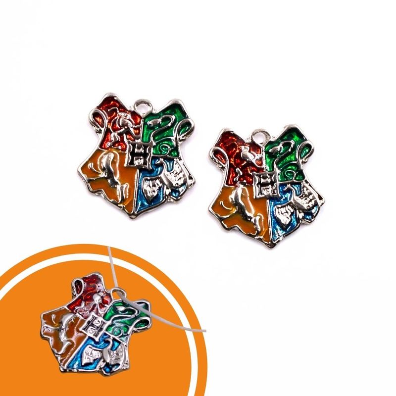 PINGENTE-HARRY-POTTER-CASAS-DE-HOGHWARTS-25MM-EM-ZAMAC-COM-02-PECAS---103---COLORIDO