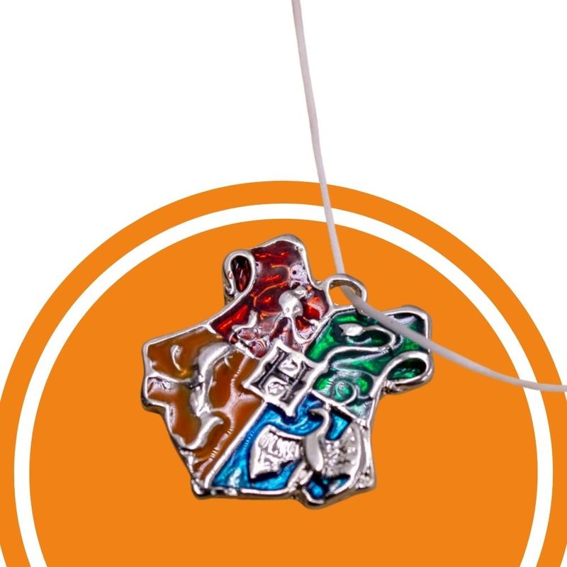 PINGENTE-HARRY-POTTER-CASAS-DE-HOGHWARTS-25MM-EM-ZAMAC-COM-02-PECAS---103---COLORIDO