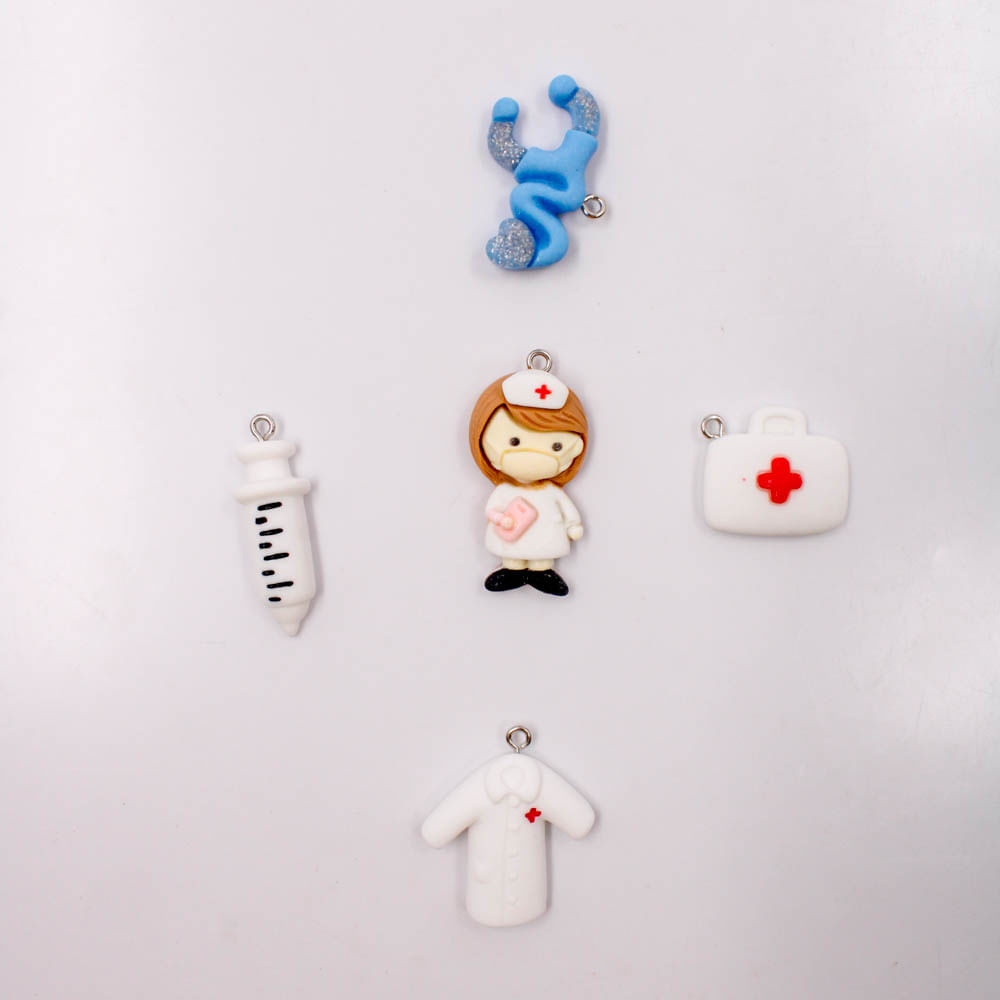 KIT PINGENTES MEDICINA 30MM EM RESINA COM 50 PEÇAS