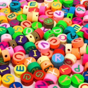 ENTREMEIO FIMO LETRA 10MM EM PVC COM 500 PEÇAS