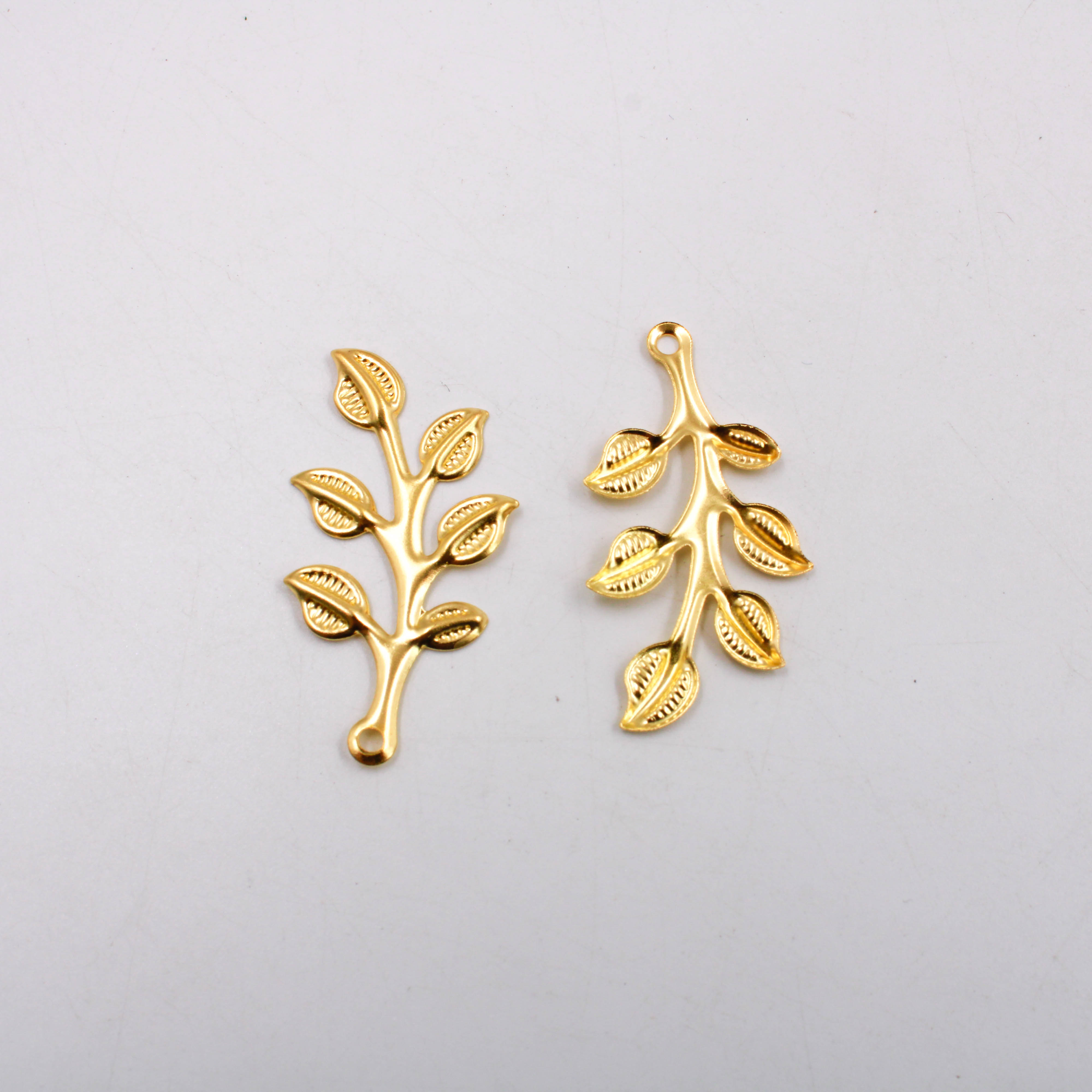 PINGENTE-FOLHAS-19X37MM-EM-FERRO-COM-200-PECAS---DOURADO