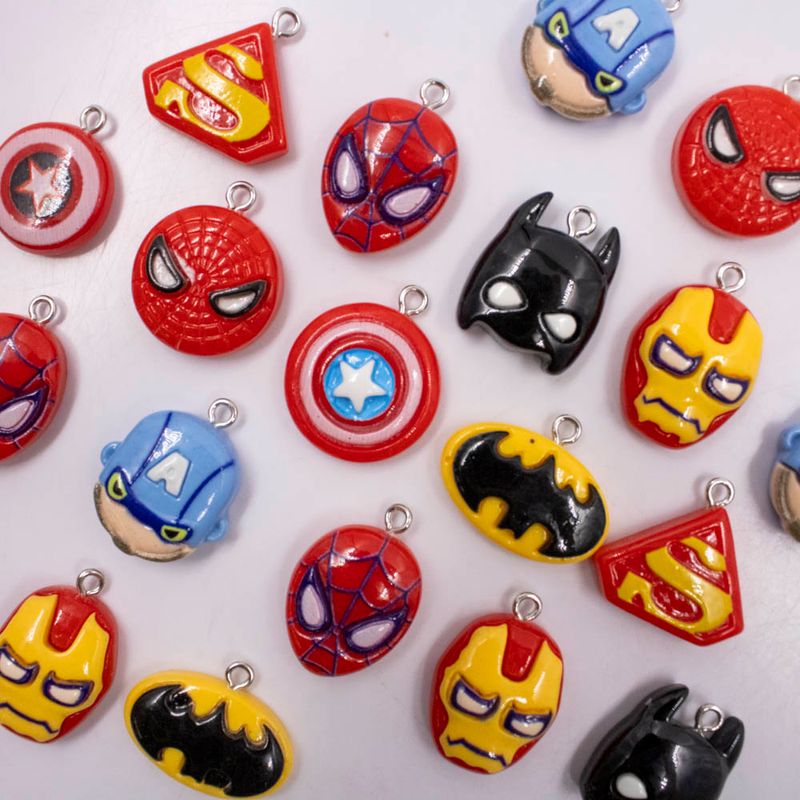 PINGENTES-SUPER-HEROIS-18X20MM-EM-RESINA-COM-50-PECAS---103---COLORIDO