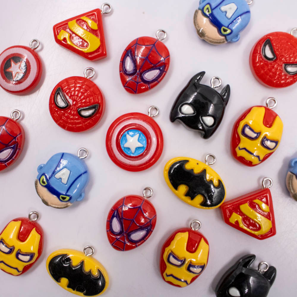 Pingentes Super Herois 18X20mm Em Resina Com 50 Peças