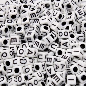 Miçanga Entremeio Quadrado Vogal 06X06mm Em Plástico Com 500G