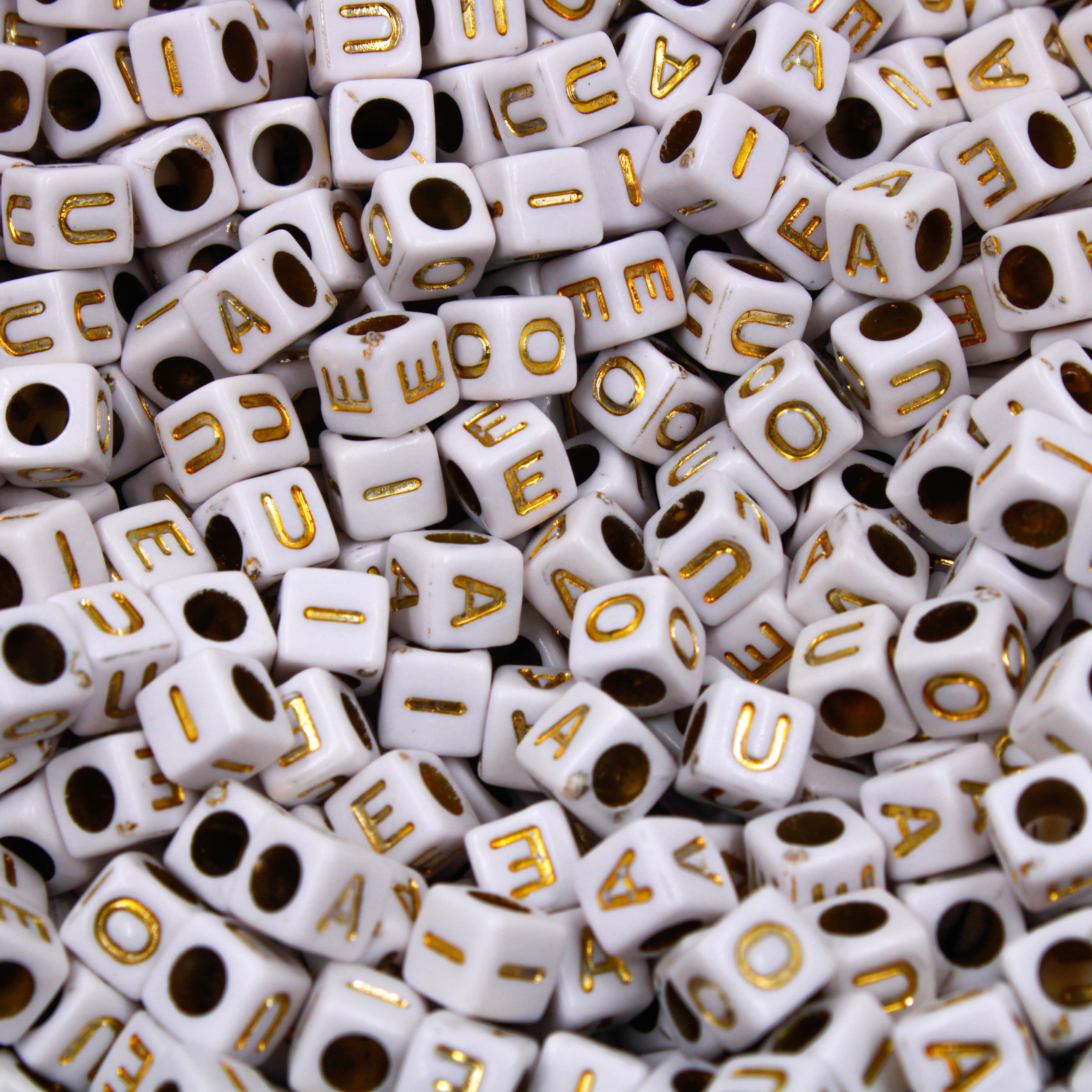 MICANGA-ENTREMEIO-QUADRADO-VOGAL-06X06MM-EM-PLASTICO-COM-500G---277---BRANCO-COM-DOURADO