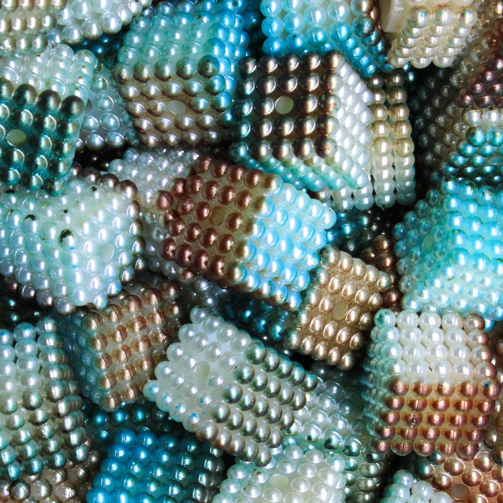 PEROLA-QUADRADA-CRAQUELADO-TIE-DYE-PASSANTE-12X12MM-EM-ABS-COM-500GR-663---MARROM-MESCLADO