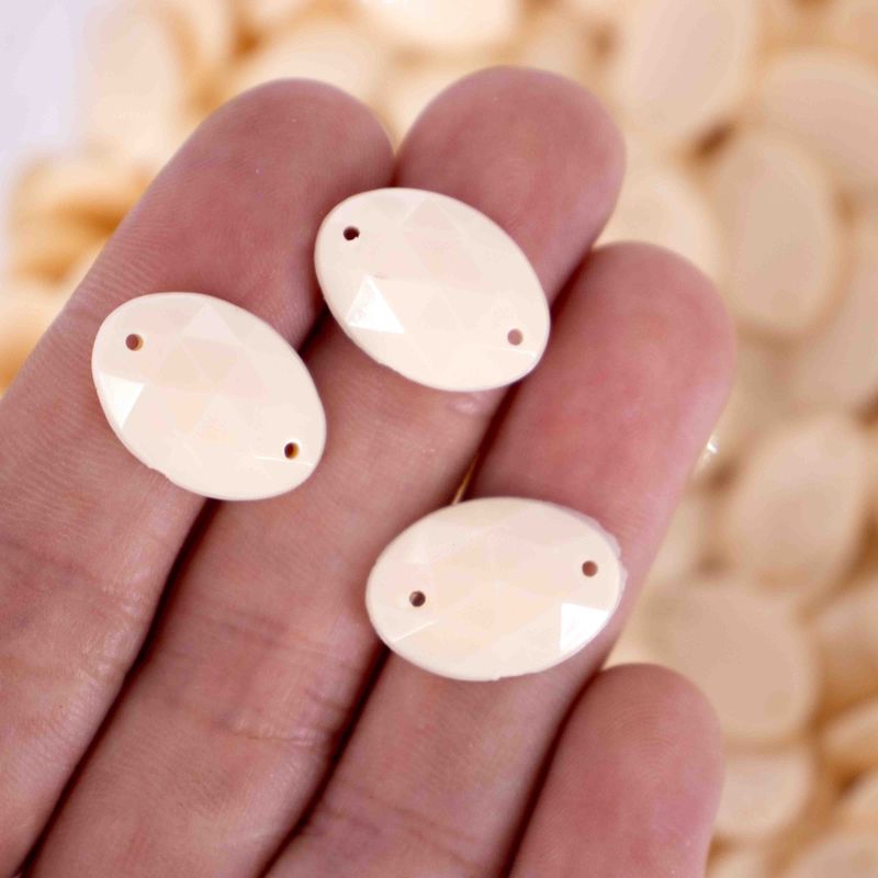 CHATON-DE-COSTURA-OVAL-SEXTAVADO-LEITOSO-18X25MM-EM-PLASTICO-COM-500G---15D---BEGE-LEITOSO-15