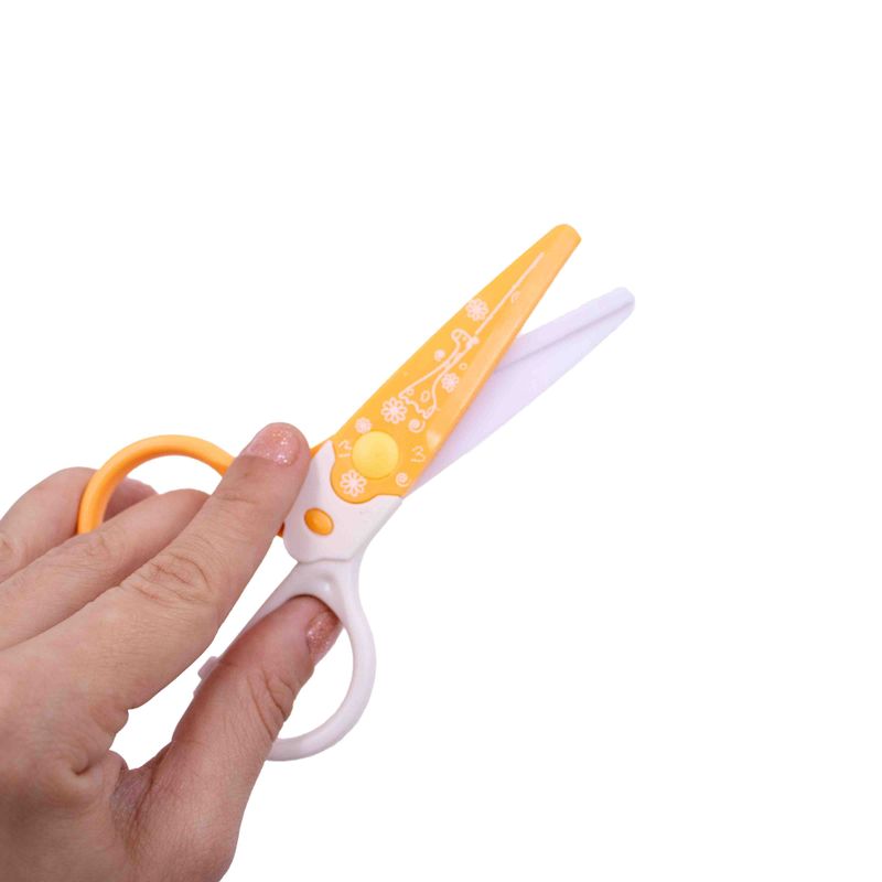 TESOURA-DE-PICOTAR-DECORATIVA-13CM-EM-PLASTICO-COM-6-LAMINAS---COLORIDO