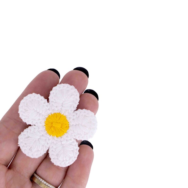 APLIQUE-FLOR-DE-CROCHE-5CM-EM-POLIESTER-COM-25-PECAS---BRANCO-COM-AMARELO